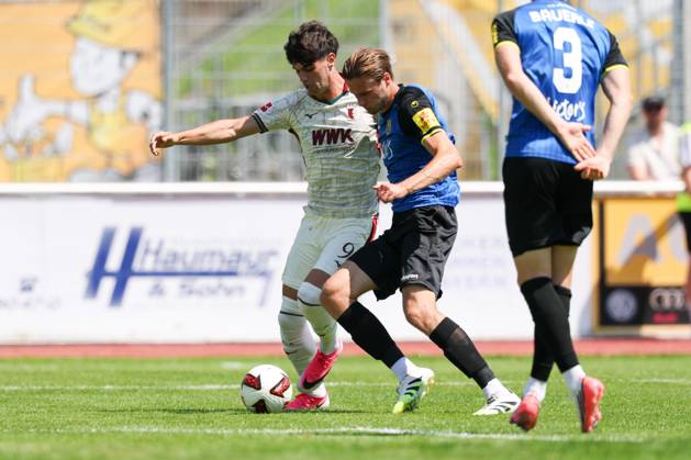 im Zweikampf, Aktion, mit Rodrigo Ribeiro 21 (FC Augsburg) 9 (FC Augsbburg), Siemen Voet 4 (1. FC Saarbruecken), FC Augsburg vs. 1. FC Saarbruecken, Fussball, 1. Bundesliga, Testspiel, Saison 2026 27, 25.07.2026 Kaufbeuren Bayern Deutschland