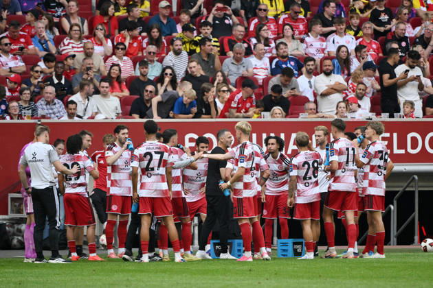 Trainer Alexander Ende (Fortuna Duesseldorf), mi., mit seinen Spielern während der Trinkpause 25.07.2026, Fussball, Saison 2026 2027, Testspiel, Fortuna Düsseldorf - Borussia Dortmund 2:1 Duesseldorf Nordrhein Westfalen Deutschland