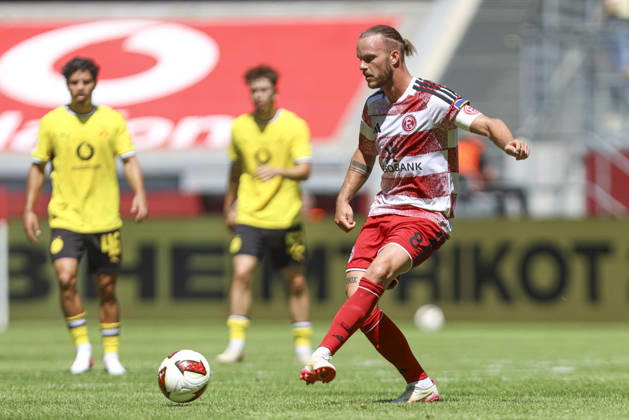 Jorrit Hendrix (Fortuna Düsseldorf) in Aktion, am Ball, Einzelaktion waehrend des Testspiels zwischen Fortuna Düsseldorf und Borussia Dortmund, Merkur Spiel-Arena am 25. July 2026 in Düsseldorf, Deutschland. (Foto von Oliver Kaelke DeFodi Images) +++ Jorrit Hendrix (Fortuna Düsseldorf) controls the ball during the friendly match between Fortuna Düsseldorf and Borussia Dortmund at Merkur Spiel-Arena on July 25, 2026 in Dusseldorf, Germany. (Photo by Oliver Kaelke DeFodi Images) (Photo by Oliver Kaelke DeFodi Images) -