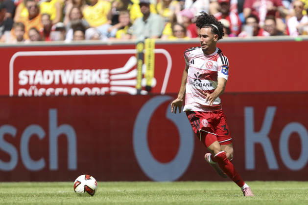 Anas Slimani (Fortuna Düsseldorf) in Aktion, am Ball, Einzelaktion waehrend des Testspiels zwischen Fortuna Düsseldorf und Borussia Dortmund, Merkur Spiel-Arena am 25. July 2026 in Düsseldorf, Deutschland. (Foto von Oliver Kaelke DeFodi Images) +++ Anas Slimani (Fortuna Düsseldorf) controls the ball during the friendly match between Fortuna Düsseldorf and Borussia Dortmund at Merkur Spiel-Arena on July 25, 2026 in Dusseldorf, Germany. (Photo by Oliver Kaelke DeFodi Images) (Photo by Oliver Kaelke DeFodi Images) -