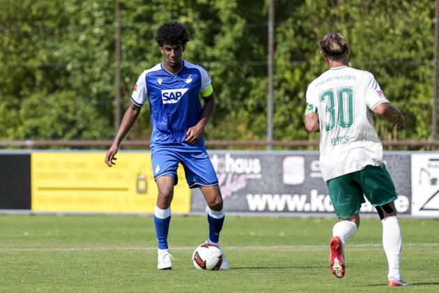 v.li.: Bernardo Fernandes da Silva Junior (Hoffenheim, 13), Felix Klaus (Fürth, 30), Aktion, Action, Spielszene, 25.07.2026, Zuzenhausen (Deutschland), Fussball, Testspiel, TSG 1899 Hoffenheim - SpVgg Greuther Fürth, DFB DFL REGULATIONS PROHIBIT ANY USE OF PHOTOGRAPHS AS IMAGE SEQUENCES AND OR QUASI-VIDEO.