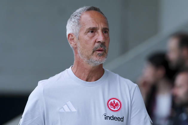 Trainer Adi Hütter (Eintracht Frankfurt) schaut, Friendly match, Trabzonspor v Eintracht Frankfurt, SAK-Sportanlage Nonntal am 26. July 2026 in Salzburg, Österreich. (Foto von Marco Steinbrenner DeFodi Images) Trainer Adi Hütter (Eintracht Frankfurt) looks on, Friendly match, Trabzonspor v Eintracht Frankfurt, SAK-Sportanlage Nonntal, July 26, 2026 in Salzburg, Austria. (Photo by Marco Steinbrenner DeFodi Images) -
