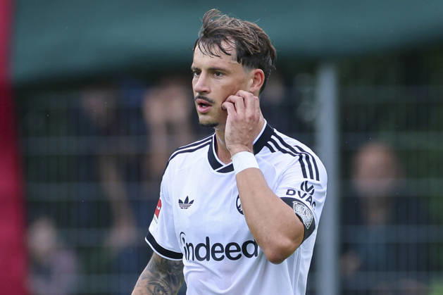 Robin Koch (Eintracht Frankfurt) schaut enttäuscht waehrend des Freundschaftsspiels zwischen Trabzonspor und Eintracht Frankfurt, SAK-Sportanlage Nonntal am 26. July 2026 in Salzburg, Österreich. (Foto von Marco Steinbrenner DeFodi Images) +++ Robin Koch (Eintracht Frankfurt) looks dejected during the Friendly match between Trabzonspor and Eintracht Frankfurt at SAK-Sportanlage Nonntal on July 26, 2026 in Salzburg, Austria. (Photo by Marco Steinbrenner DeFodi Images) -