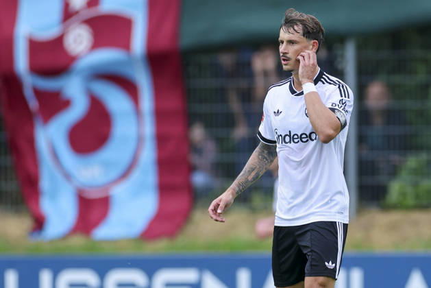 Robin Koch (Eintracht Frankfurt) schaut enttäuscht waehrend des Freundschaftsspiels zwischen Trabzonspor und Eintracht Frankfurt, SAK-Sportanlage Nonntal am 26. July 2026 in Salzburg, Österreich. (Foto von Marco Steinbrenner DeFodi Images) +++ Robin Koch (Eintracht Frankfurt) looks dejected during the Friendly match between Trabzonspor and Eintracht Frankfurt at SAK-Sportanlage Nonntal on July 26, 2026 in Salzburg, Austria. (Photo by Marco Steinbrenner DeFodi Images) -