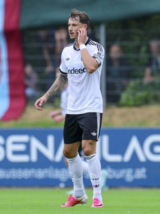 Robin Koch (Eintracht Frankfurt) schaut enttäuscht waehrend des Freundschaftsspiels zwischen Trabzonspor und Eintracht Frankfurt, SAK-Sportanlage Nonntal am 26. July 2026 in Salzburg, Österreich. (Foto von Marco Steinbrenner DeFodi Images) +++ Robin Koch (Eintracht Frankfurt) looks dejected during the Friendly match between Trabzonspor and Eintracht Frankfurt at SAK-Sportanlage Nonntal on July 26, 2026 in Salzburg, Austria. (Photo by Marco Steinbrenner DeFodi Images) -