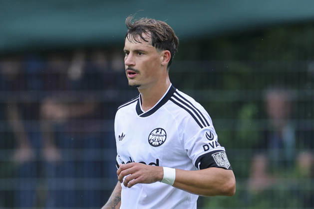 Robin Koch (Eintracht Frankfurt) schaut enttäuscht waehrend des Freundschaftsspiels zwischen Trabzonspor und Eintracht Frankfurt, SAK-Sportanlage Nonntal am 26. July 2026 in Salzburg, Österreich. (Foto von Marco Steinbrenner DeFodi Images) +++ Robin Koch (Eintracht Frankfurt) looks dejected during the Friendly match between Trabzonspor and Eintracht Frankfurt at SAK-Sportanlage Nonntal on July 26, 2026 in Salzburg, Austria. (Photo by Marco Steinbrenner DeFodi Images) -