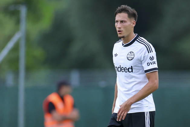 Younes Ebnoutalib (Eintracht Frankfurt) schaut enttäuscht waehrend des Freundschaftsspiels zwischen Trabzonspor und Eintracht Frankfurt, SAK-Sportanlage Nonntal am 26. July 2026 in Salzburg, Österreich. (Foto von Marco Steinbrenner DeFodi Images) +++ Younes Ebnoutalib (Eintracht Frankfurt) looks dejected during the Friendly match between Trabzonspor and Eintracht Frankfurt at SAK-Sportanlage Nonntal on July 26, 2026 in Salzburg, Austria. (Photo by Marco Steinbrenner DeFodi Images) -