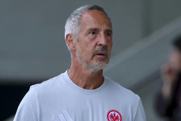 Trainer Adi Hütter (Eintracht Frankfurt) schaut waehrend des Freundschaftsspiels zwischen Trabzonspor und Eintracht Frankfurt, SAK-Sportanlage Nonntal am 26. July 2026 in Salzburg, Österreich. (Foto von Marco Steinbrenner DeFodi Images) +++ Trainer Adi Hütter (Eintracht Frankfurt) looks on during the Friendly match between Trabzonspor and Eintracht Frankfurt at SAK-Sportanlage Nonntal on July 26, 2026 in Salzburg, Austria. (Photo by Marco Steinbrenner DeFodi Images) -