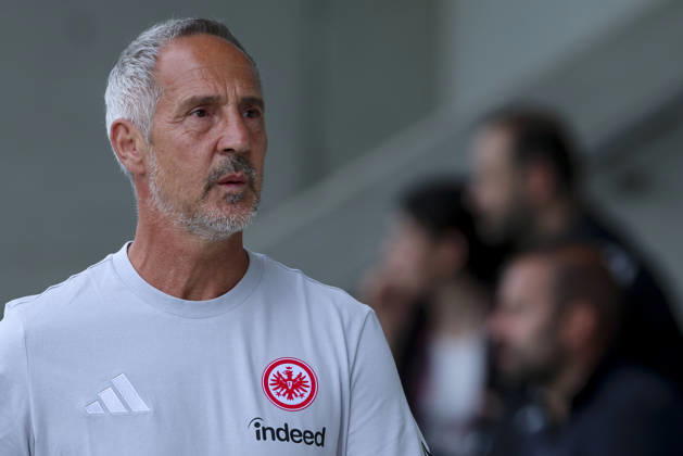 Trainer Adi Hütter (Eintracht Frankfurt) schaut waehrend des Freundschaftsspiels zwischen Trabzonspor und Eintracht Frankfurt, SAK-Sportanlage Nonntal am 26. July 2026 in Salzburg, Österreich. (Foto von Marco Steinbrenner DeFodi Images) +++ Trainer Adi Hütter (Eintracht Frankfurt) looks on during the Friendly match between Trabzonspor and Eintracht Frankfurt at SAK-Sportanlage Nonntal on July 26, 2026 in Salzburg, Austria. (Photo by Marco Steinbrenner DeFodi Images) -