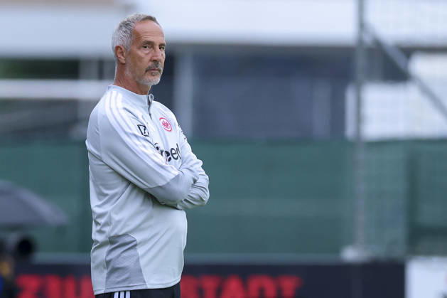 Trainer Adi Hütter (Eintracht Frankfurt) schaut waehrend des Freundschaftsspiels zwischen Trabzonspor und Eintracht Frankfurt, SAK-Sportanlage Nonntal am 26. July 2026 in Salzburg, Österreich. (Foto von Marco Steinbrenner DeFodi Images) +++ Trainer Adi Hütter (Eintracht Frankfurt) looks on during the Friendly match between Trabzonspor and Eintracht Frankfurt at SAK-Sportanlage Nonntal on July 26, 2026 in Salzburg, Austria. (Photo by Marco Steinbrenner DeFodi Images) -