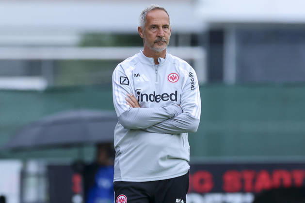 Trainer Adi Hütter (Eintracht Frankfurt) schaut waehrend des Freundschaftsspiels zwischen Trabzonspor und Eintracht Frankfurt, SAK-Sportanlage Nonntal am 26. July 2026 in Salzburg, Österreich. (Foto von Marco Steinbrenner DeFodi Images) +++ Trainer Adi Hütter (Eintracht Frankfurt) looks on during the Friendly match between Trabzonspor and Eintracht Frankfurt at SAK-Sportanlage Nonntal on July 26, 2026 in Salzburg, Austria. (Photo by Marco Steinbrenner DeFodi Images) -