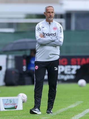 Trainer Adi Hütter (Eintracht Frankfurt) schaut waehrend des Freundschaftsspiels zwischen Trabzonspor und Eintracht Frankfurt, SAK-Sportanlage Nonntal am 26. July 2026 in Salzburg, Österreich. (Foto von Marco Steinbrenner DeFodi Images) +++ Trainer Adi Hütter (Eintracht Frankfurt) looks on during the Friendly match between Trabzonspor and Eintracht Frankfurt at SAK-Sportanlage Nonntal on July 26, 2026 in Salzburg, Austria. (Photo by Marco Steinbrenner DeFodi Images) -