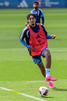 Bilal Nadir ( HSV ) am Ball Deutschland , Hamburg , Trainingsgelände am Volkspark Fussball , 1. Bundesliga , Training des HSV