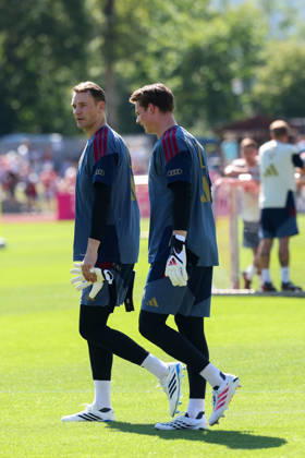 Manuel Neuer (FC Bayern Muenchen, 01) mit Jonas Urbig (FC Bayern Muenchen, 40), GER, Oeffentliches Training, FC Bayern Muenchen, Fussball, Saison 2026 2027, 28.07.2026, GER, Oeffentliches Training, FC Bayern Muenchen, Fussball, Saison 2026 2027, 28.07.2026 Rottach-Egern Copyright: xEibner-Pressefoto JennixMaulx EP_JML