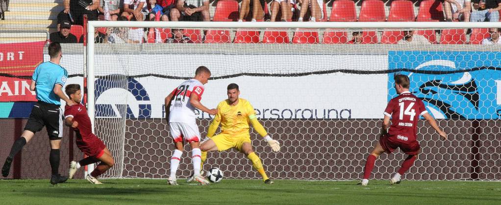 29.07.2026 xmgoodx Offenbach am Main, Plutos Stadion am Bieberer Berg - Jubiläumsspiel Kickers Offenbach (OFC) - VfB Stuttgart Tor zum 0:1 durch Chris Führich (VfB) gegen Torwart Johannes Brinkies (1, OFC)