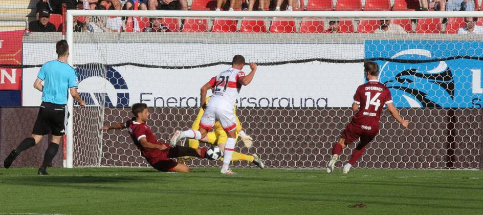 29.07.2026 xmgoodx Offenbach am Main, Plutos Stadion am Bieberer Berg - Jubiläumsspiel Kickers Offenbach (OFC) - VfB Stuttgart Tor zum 0:1 durch Chris Führich (VfB) gegen Torwart Johannes Brinkies (1, OFC)