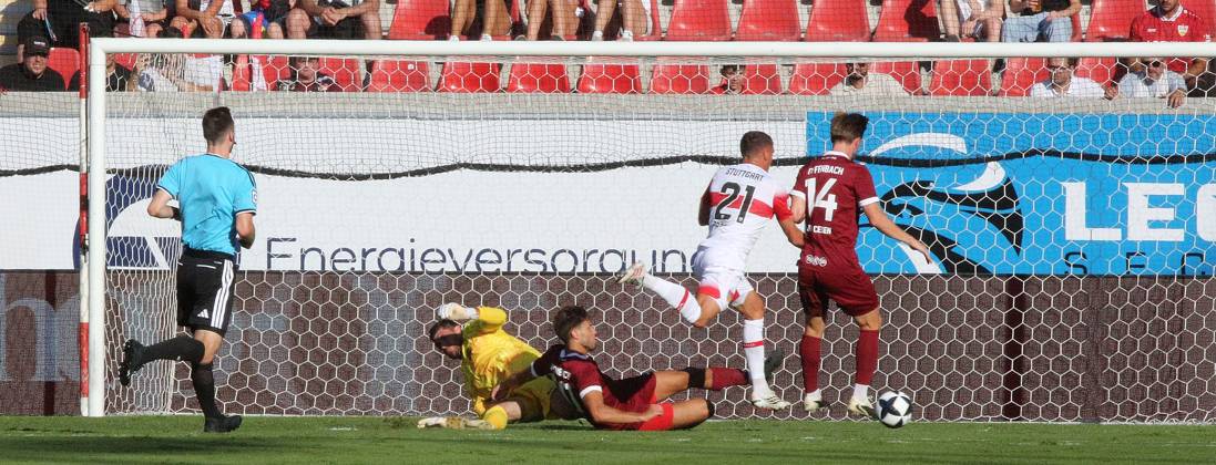 29.07.2026 xmgoodx Offenbach am Main, Plutos Stadion am Bieberer Berg - Jubiläumsspiel Kickers Offenbach (OFC) - VfB Stuttgart Tor zum 0:1 durch Chris Führich (VfB) gegen Torwart Johannes Brinkies (1, OFC)