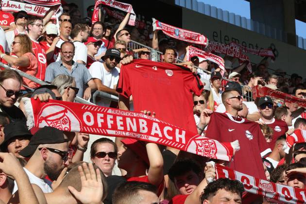 29.07.2026 xmgoodx Offenbach am Main, Plutos Stadion am Bieberer Berg - Jubiläumsspiel Kickers Offenbach (OFC) - VfB Stuttgart Fans Zuschauer von Offenbach mit Schals