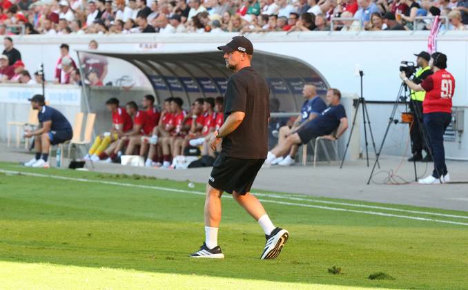 29.07.2026 xmgoodx Offenbach am Main, Plutos Stadion am Bieberer Berg - Jubiläumsspiel Kickers Offenbach (OFC) - VfB Stuttgart Trainer Sebastian Hoeneß VfB Stuttgart repariert den Rasen