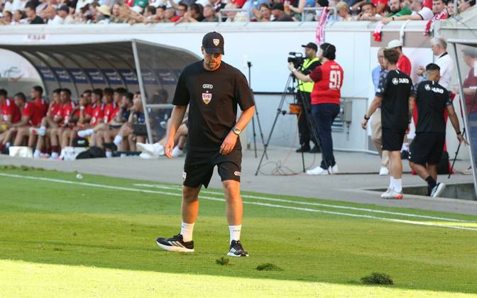 29.07.2026 xmgoodx Offenbach am Main, Plutos Stadion am Bieberer Berg - Jubiläumsspiel Kickers Offenbach (OFC) - VfB Stuttgart Trainer Sebastian Hoeneß VfB Stuttgart repariert den Rasen