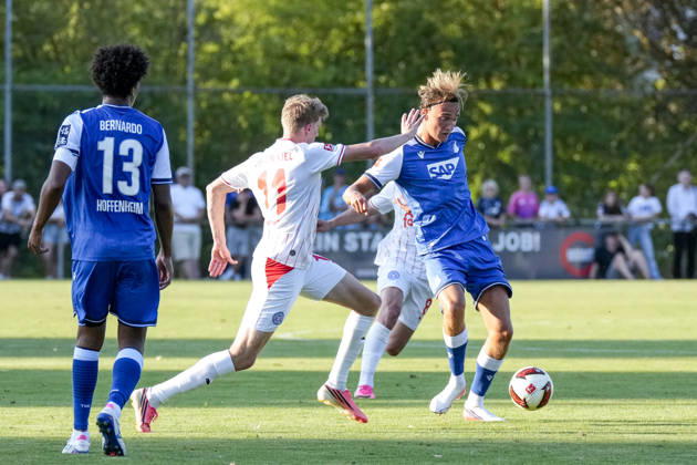 v.li.: Bernardo Fernandes da Silva Junior (Hoffenheim, 13), Alexander Bernhardsson (Kiel, 11), Luis Engelns (Hoffenheim, 16), Zweikampf, Spielszene, Duell, duel, tackle, tackling, Dynamik, Action, Aktion, 29.07.2026, Zuzenhausen (Deutschland), Fussball, Testspiel, TSG 1899 Hoffenheim - Holstein Kiel, DFB DFL REGULATIONS PROHIBIT ANY USE OF PHOTOGRAPHS AS IMAGE SEQUENCES AND OR QUASI-VIDEO.