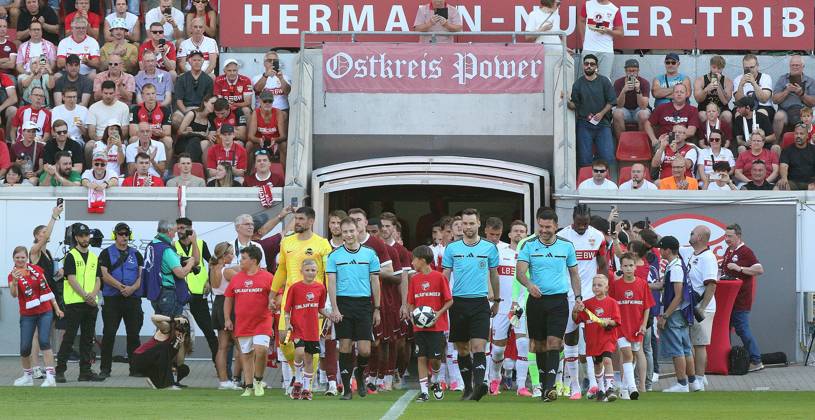 29.07.2026 xmgoodx Offenbach am Main, Plutos Stadion am Bieberer Berg - Jubiläumsspiel Kickers Offenbach (OFC) - VfB Stuttgart Einlauf der Mannschaftn mit dem Schiedsrichtergespann Jannis Jäschke, olaf Kehne, Terlan Tervasolli