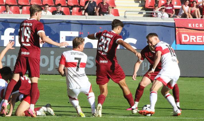 29.07.2026 xmgoodx Offenbach am Main, Plutos Stadion am Bieberer Berg - Jubiläumsspiel Kickers Offenbach (OFC) - VfB Stuttgart Jelle Goselink (19, OFC) und gegen Dominik Crljenec (20, OFC) gegen Maximilian Mittelstädt und Chris Führich (VfB)