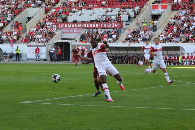 29.07.2026 xmgoodx Offenbach am Main, Plutos Stadion am Bieberer Berg - Jubiläumsspiel Kickers Offenbach (OFC) - VfB Stuttgart Maximilian Schmid (9, OFC) gegen Dan-Axel Zagadou (VfB)