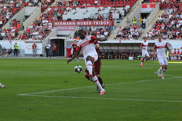 29.07.2026 xmgoodx Offenbach am Main, Plutos Stadion am Bieberer Berg - Jubiläumsspiel Kickers Offenbach (OFC) - VfB Stuttgart Maximilian Schmid (9, OFC) gegen Dan-Axel Zagadou (VfB)