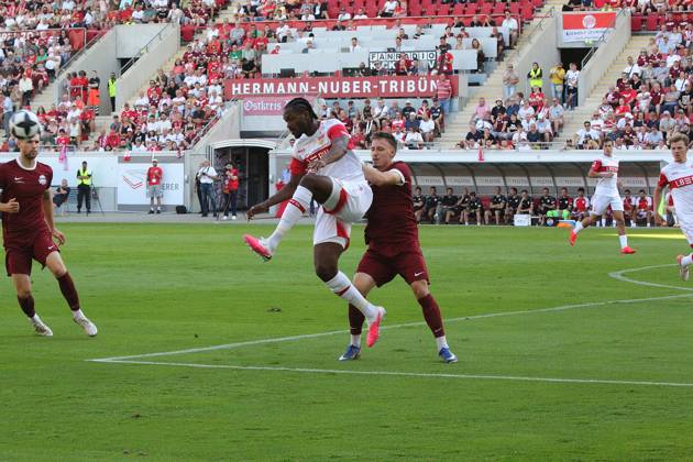 29.07.2026 xmgoodx Offenbach am Main, Plutos Stadion am Bieberer Berg - Jubiläumsspiel Kickers Offenbach (OFC) - VfB Stuttgart Maximilian Schmid (9, OFC) gegen Dan-Axel Zagadou (VfB)