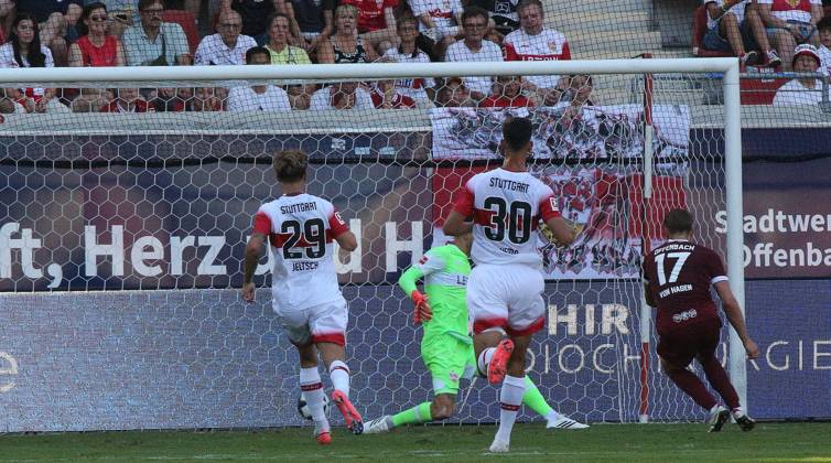 29.07.2026 xmgoodx Offenbach am Main, Plutos Stadion am Bieberer Berg - Jubiläumsspiel Kickers Offenbach (OFC) - VfB Stuttgart Tor zum 1:3 durch Benedikt von Hagen (17, OFC) Torwart Fabian Bredlow (VfB) geschlagen
