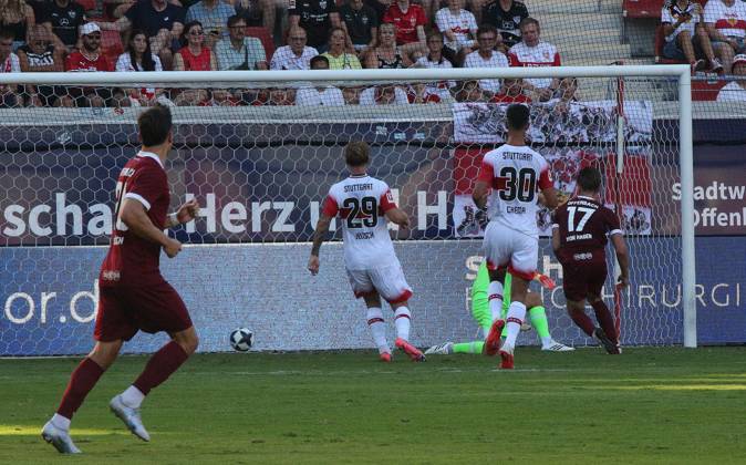 29.07.2026 xmgoodx Offenbach am Main, Plutos Stadion am Bieberer Berg - Jubiläumsspiel Kickers Offenbach (OFC) - VfB Stuttgart Tor zum 1:3 durch Benedikt von Hagen (17, OFC) Torwart Fabian Bredlow (VfB) geschlagen