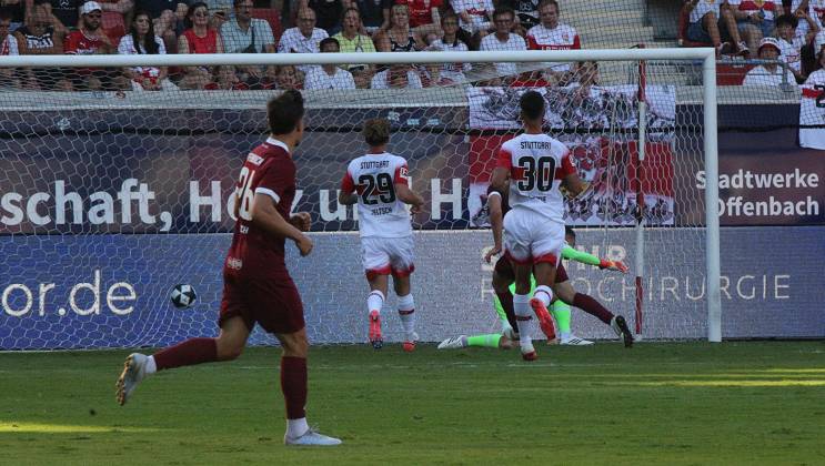 29.07.2026 xmgoodx Offenbach am Main, Plutos Stadion am Bieberer Berg - Jubiläumsspiel Kickers Offenbach (OFC) - VfB Stuttgart Tor zum 1:3 durch Benedikt von Hagen (17, OFC) Torwart Fabian Bredlow (VfB) geschlagen