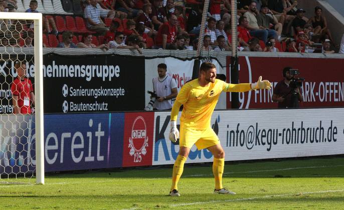 29.07.2026 xmgoodx Offenbach am Main, Plutos Stadion am Bieberer Berg - Jubiläumsspiel Kickers Offenbach (OFC) - VfB Stuttgart Torwart Johannes Brinkies (1, OFC)