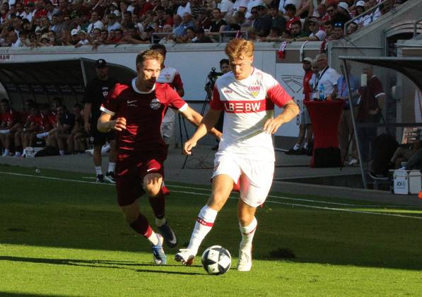 29.07.2026 xmgoodx Offenbach am Main, Plutos Stadion am Bieberer Berg - Jubiläumsspiel Kickers Offenbach (OFC) - VfB Stuttgart Maximilian Schmid (9, OFC) gegen Finn Jeltsch (VfB9