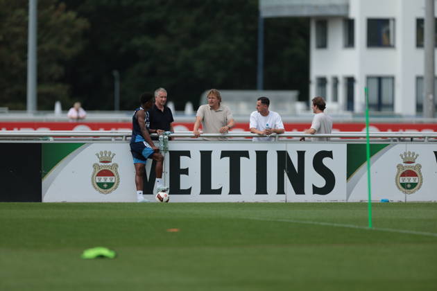 30.07.2026, Fussball, Training des FC Schalke 04. v. l. Junior Adamu (FC Schalke 04), Sportvorstand Frank Baumann (FC Schalke 04), Direktor Profifussball Youri Mulder (FC Schalke 04), Kaderplaner Maximilian Lüftl (FC Schalke 04). Gelsenkirchen Trainingsgelände FC Schalke 04 NRW Deutschland xRHR-FOTO YYx Copyright: RHR-FOTOx RHR-FOTO YY