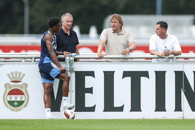 30.07.2026, Fussball, Training des FC Schalke 04. v. l. Junior Adamu (FC Schalke 04), Sportvorstand Frank Baumann (FC Schalke 04), Direktor Profifussball Youri Mulder (FC Schalke 04), Kaderplaner Maximilian Lüftl (FC Schalke 04). Gelsenkirchen Trainingsgelände FC Schalke 04 NRW Deutschland xRHR-FOTO YYx Copyright: RHR-FOTOx RHR-FOTO YY