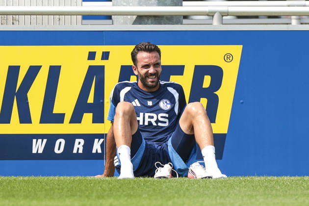 30.07.2026, Fussball, Training des FC Schalke 04. Kenan Karaman (FC Schalke 04) sitzt auf dem Rasen und ruht sich aus. Gelsenkirchen Trainingsgelände FC Schalke 04 NRW Deutschland xRHR-FOTO YYx Copyright: RHR-FOTOx RHR-FOTO YY