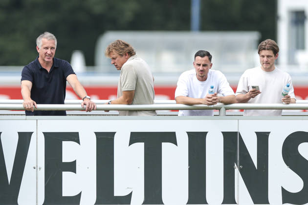 30.07.2026, Fussball, Training des FC Schalke 04. v. l. Sportvorstand Frank Baumann (FC Schalke 04), Direktor Profifussball Youri Mulder (FC Schalke 04), Kaderplaner Maximilian Lüftl (FC Schalke 04), Technischer Leiter Lorenz Kutscha-Lissberg (FC Schalke 04). Gelsenkirchen Trainingsgelände FC Schalke 04 NRW Deutschland xRHR-FOTO YYx Copyright: RHR-FOTOx RHR-FOTO YY