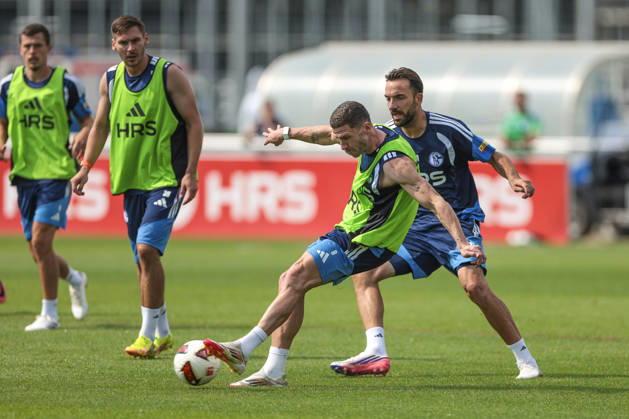 30.07.2026, Fussball, Training des FC Schalke 04. v. l. Robin Gosens (FC Schalke 04), Kenan Karaman (FC Schalke 04). Gelsenkirchen Trainingsgelände FC Schalke 04 NRW Deutschland xRHR-FOTO YYx Copyright: RHR-FOTOx RHR-FOTO YY