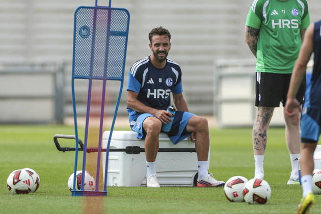30.07.2026, Fussball, Training des FC Schalke 04. Kenan Karaman (FC Schalke 04) sitzt auf einer Kühlbox und trinkt etwas. Gelsenkirchen Trainingsgelände FC Schalke 04 NRW Deutschland xRHR-FOTO YYx Copyright: RHR-FOTOx RHR-FOTO YY