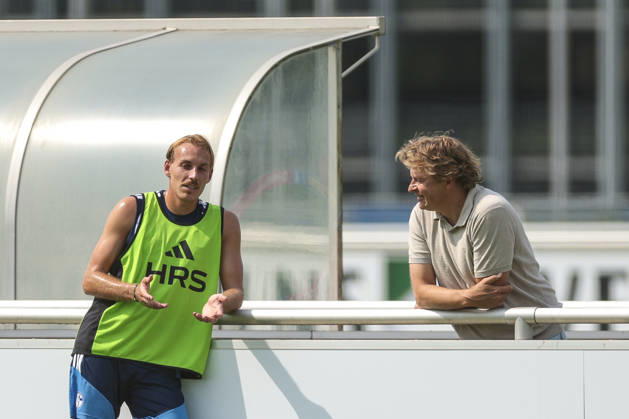 30.07.2026, Fussball, Training des FC Schalke 04. v. l. Timo Becker (FC Schalke 04) spricht mit Direktor Profifussball Youri Mulder (FC Schalke 04). Gelsenkirchen Trainingsgelände FC Schalke 04 NRW Deutschland xRHR-FOTO YYx Copyright: RHR-FOTOx RHR-FOTO YY