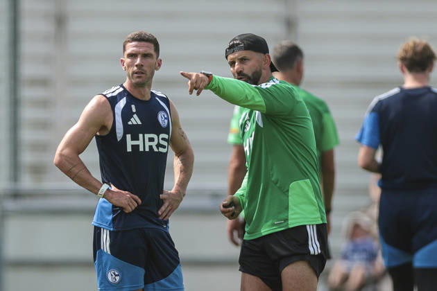 30.07.2026, Fussball, Training des FC Schalke 04. v. l. Robin Gosens (FC Schalke 04) bekommt von Trainer Miron Muslic (FC Schalke 04) Anweisungen. Gelsenkirchen Trainingsgelände FC Schalke 04 NRW Deutschland xRHR-FOTO YYx Copyright: RHR-FOTOx RHR-FOTO YY