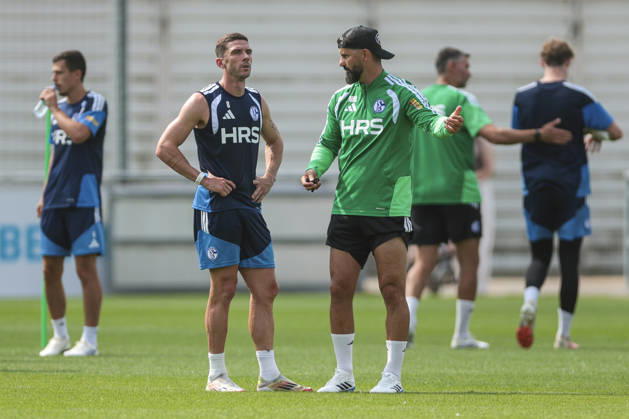 30.07.2026, Fussball, Training des FC Schalke 04. v. l. Robin Gosens (FC Schalke 04) bekommt von Trainer Miron Muslic (FC Schalke 04) Anweisungen. Gelsenkirchen Trainingsgelände FC Schalke 04 NRW Deutschland xRHR-FOTO YYx Copyright: RHR-FOTOx RHR-FOTO YY