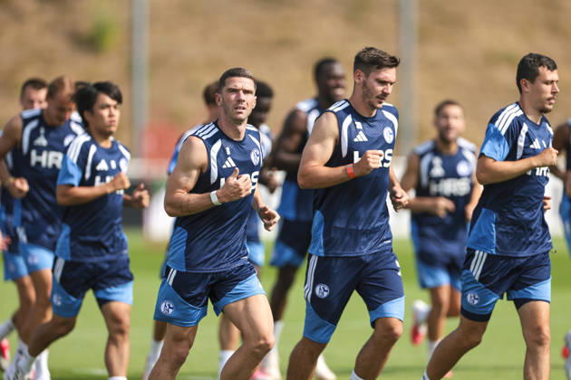 Sport Bilder des Tages 30.07.2026, Fussball, Training des FC Schalke 04. v. l. Robin Gosens (FC Schalke 04), Maximilian Wöber (FC Schalke 04), Gelsenkirchen Trainingsgelände FC Schalke 04 NRW Deutschland xRHR-FOTO YYx Copyright: RHR-FOTOx RHR-FOTO YY