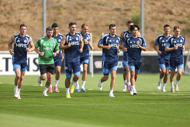 30.07.2026, Fussball, Training des FC Schalke 04. v. l. Robin Gosens (FC Schalke 04), Reha-Trainer Marc Thum (FC Schalke 04), Mertcan Ayhan (FC Schalke 04), Maximilian Wöber (FC Schalke 04), Timo Becker (FC Schalke 04), Ron Schallenberg (FC Schalke 04), Satoshi Tanaka (FC Schalke 04), Dejan Ljubicic (FC Schalke 04). Finn Porath (FC Schalke 04). Gelsenkirchen Trainingsgelände FC Schalke 04 NRW Deutschland xRHR-FOTO YYx Copyright: RHR-FOTOx RHR-FOTO YY