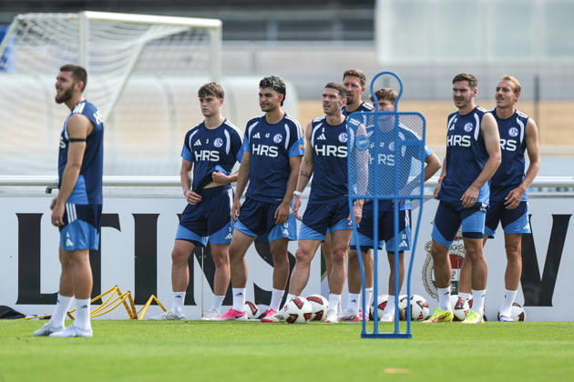 30.07.2026, Fussball, Training des FC Schalke 04. v. l. Hasan Kurucay (FC Schalke 04), Dylan Leonard (FC Schalke 04), Mertcan Ayhan (FC Schalke 04), Robin Gosens (FC Schalke 04), Janik Bachmann (FC Schalke 04), Vitalie Becker (FC Schalke 04), Maximilian Wöber (FC Schalke 04), Timo Becker (FC Schalke 04). Gelsenkirchen Trainingsgelände FC Schalke 04 NRW Deutschland xRHR-FOTO YYx Copyright: RHR-FOTOx RHR-FOTO YY