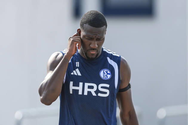 30.07.2026, Fussball, Training des FC Schalke 04. Bryan Lasme (FC Schalke 04) kratzt sich am Kopf. Gelsenkirchen Trainingsgelände FC Schalke 04 NRW Deutschland xRHR-FOTO YYx Copyright: RHR-FOTOx RHR-FOTO YY