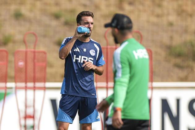 30.07.2026, Fussball, Training des FC Schalke 04. Kenan Karaman (FC Schalke 04) trinkt. Gelsenkirchen Trainingsgelände FC Schalke 04 NRW Deutschland xRHR-FOTO YYx Copyright: RHR-FOTOx RHR-FOTO YY