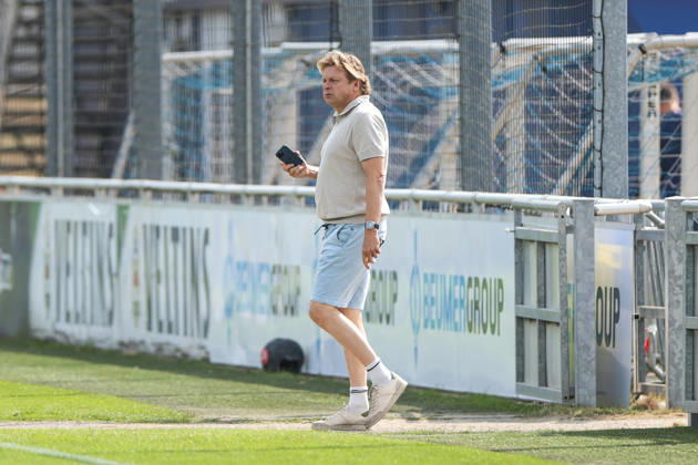 30.07.2026, Fussball, Training des FC Schalke 04. Direktor Profifussball Youri Mulder (FC Schalke 04) kommt auf den Platz. Gelsenkirchen Trainingsgelände FC Schalke 04 NRW Deutschland xRHR-FOTO YYx Copyright: RHR-FOTOx RHR-FOTO YY